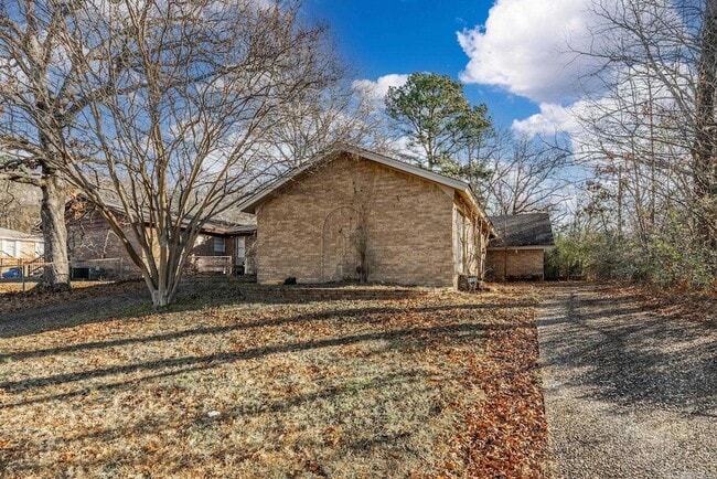 Building Photo - 6104 Meadowbrook Ln