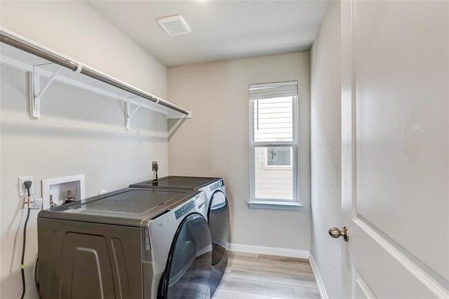 Building Photo - 218 Glass Mountains Wy