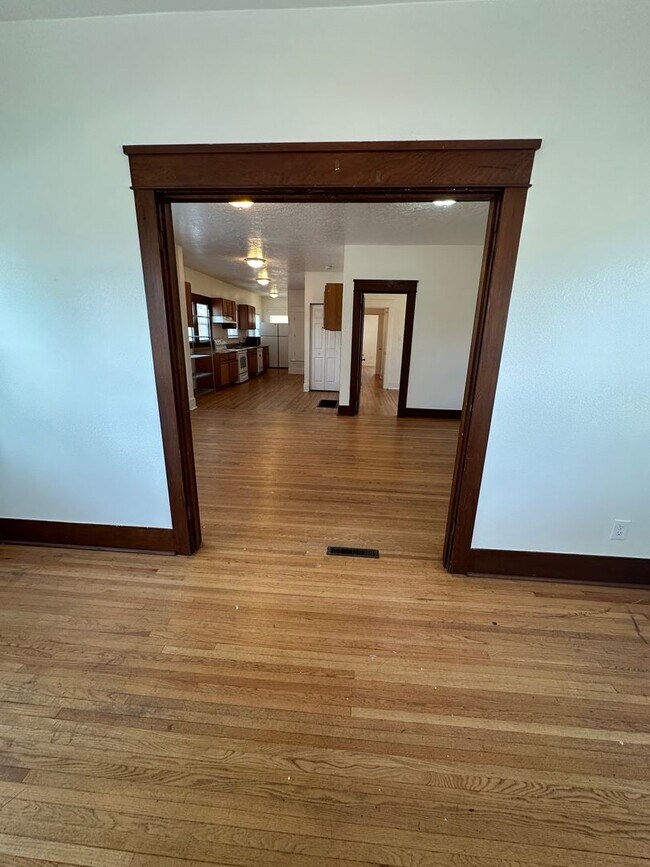 Building Photo - 5 Bedroom House Available Now