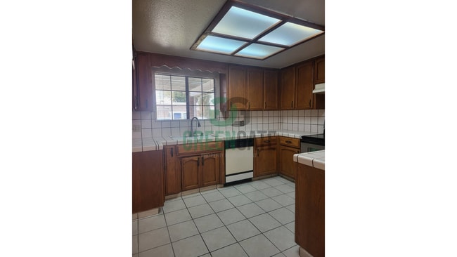 Building Photo - NOW AVAILABLE! Make this spacious 4 bedroo...