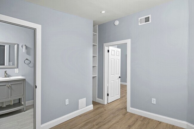 Building Photo - Beautifully renovated 3BR/3.5BA in Upper F...
