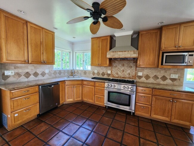 Building Photo - **COMING SOON**!! Gorgeous 3 beds | 4 bath...