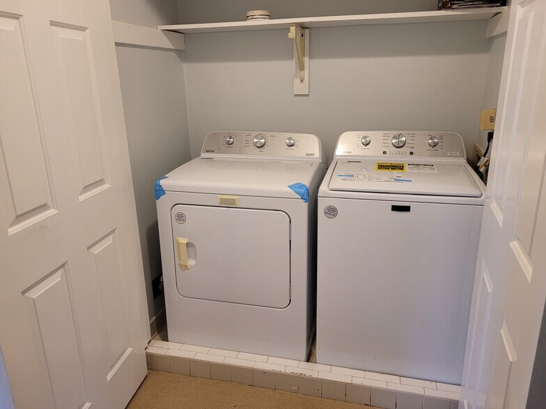 New Maytag washer and dryer - 2270 Tunis Cv