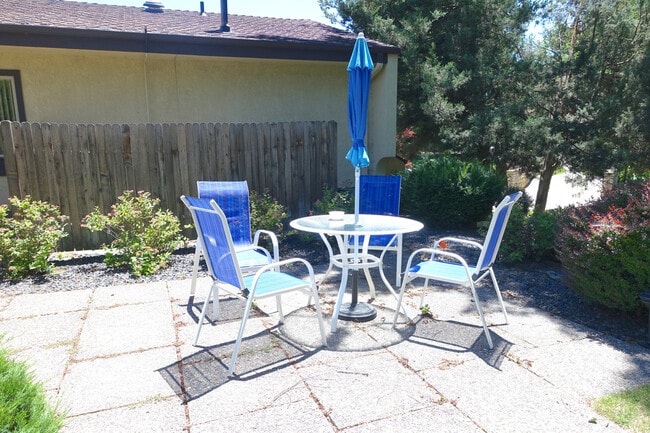 Building Photo - Updated Condo in Park-Like Setting