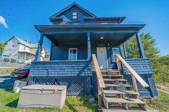 Building Photo - 5 Bedroom/ 2 Bathroom House - Downtown Available - 06/04/2026