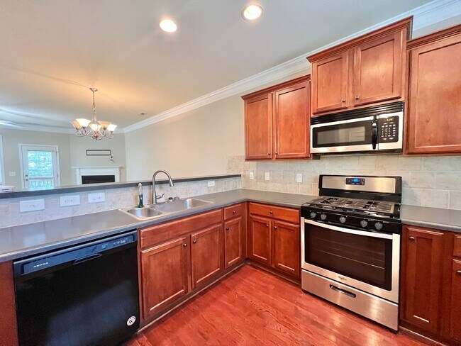 Building Photo - Excellent 4BD, 3.5BA Apex Townhome Near Do...
