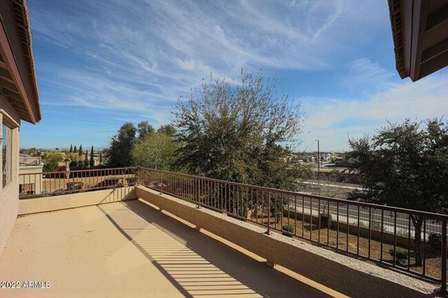 Building Photo - BEAUTIFUL SURPRISE HOME