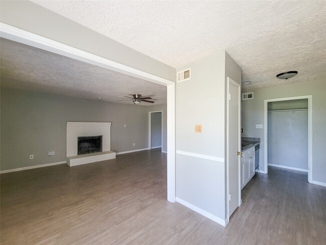Building Photo - 13611 Ravensway Dr
