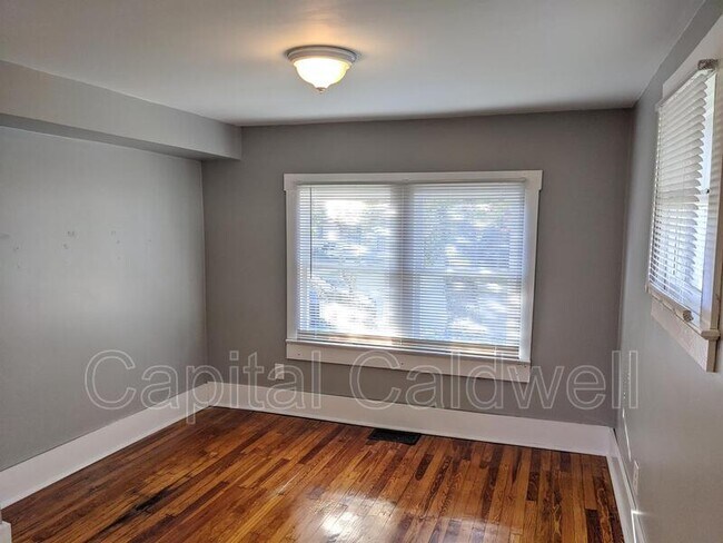 Building Photo - 304 E Hanna Ave