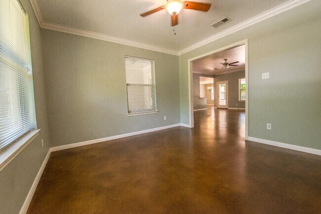Building Photo - 5640 Oak Blvd