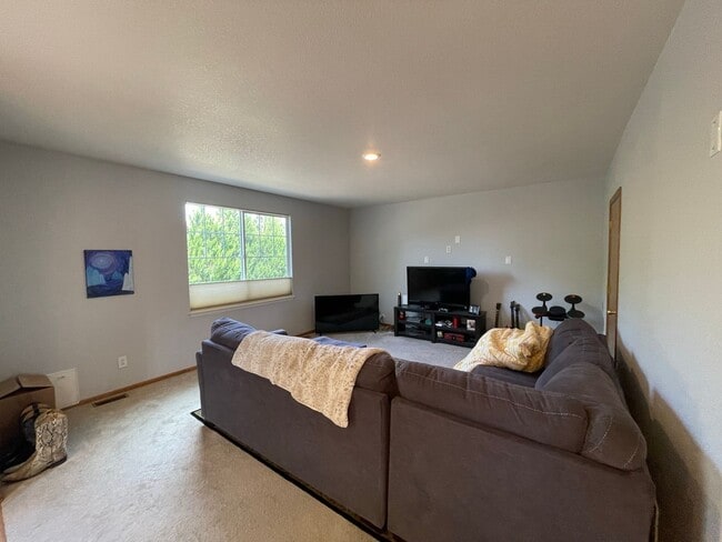 Building Photo - Beautiful two-story home located in Erie!
