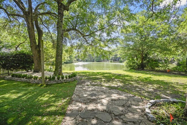 Building Photo - 1382 Center Lake Dr