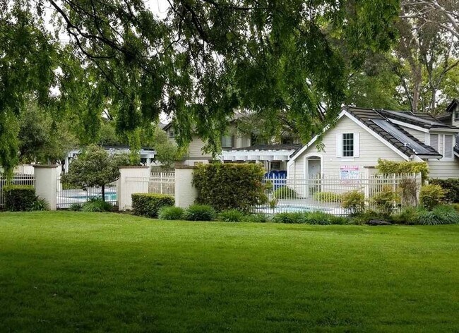 Building Photo - Charming 2BD/2BA Townhouse in Desirable Du...