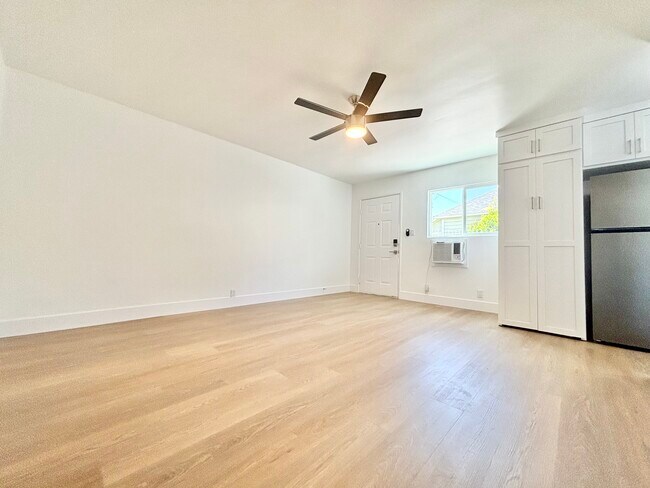 Building Photo - 327 S Ave 59