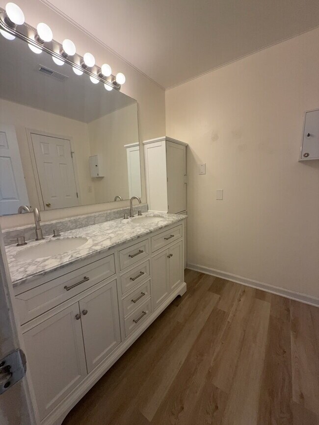 Building Photo - Beautiful 3 Bedroom, 3 Bath Home -135 Yates Ln.