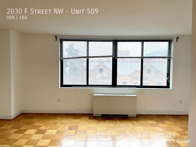 Building Photo - Bright, efficiency w Full Kitchen, Pool, 2...