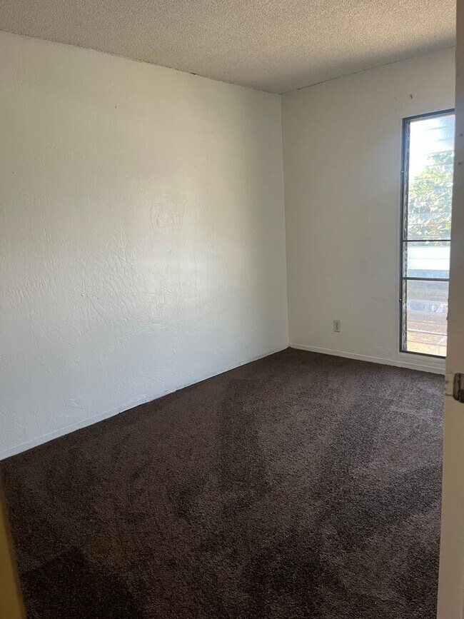 Building Photo - 4 bedroom 1 1/2 bath Townhome
