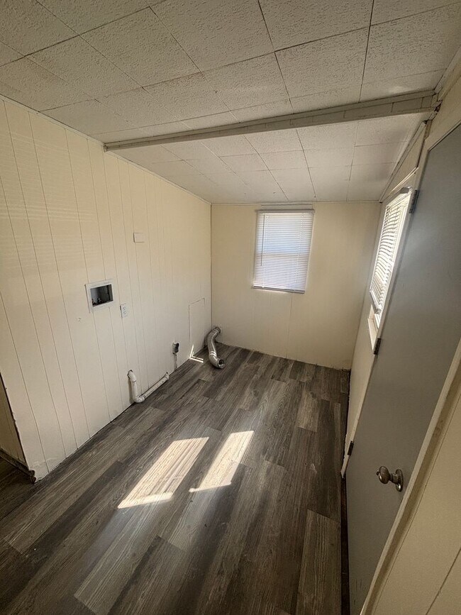 Building Photo - 715 1/2-570-572 E Main St