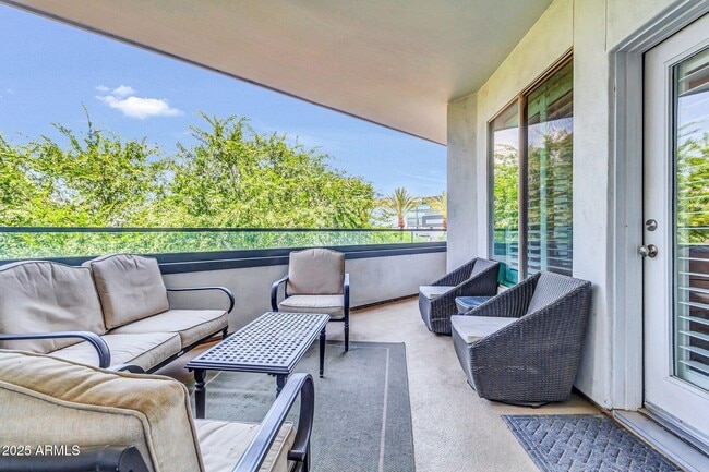 Building Photo - 945 E Playa Del Norte Dr