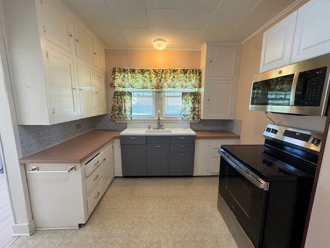 Building Photo - Spacious & Updated Home with Bonus Room, Large Basement, & Garage