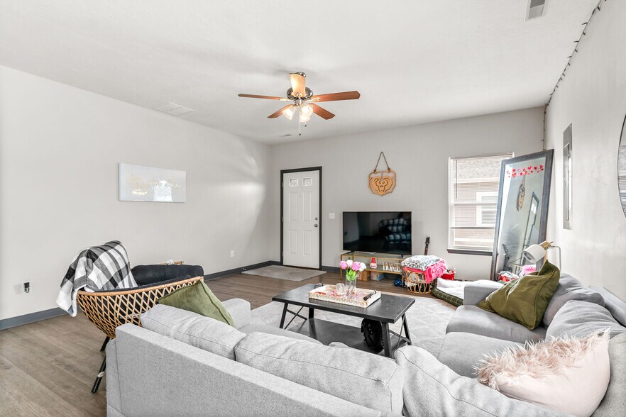 Large Living Room - 807 South Ave