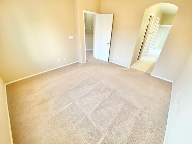 Building Photo - OVELY  2 BED ROOM 2 BATHROOM TOWNHOES LOCATED IN A GATED COMMUNITY IN HENDERSON