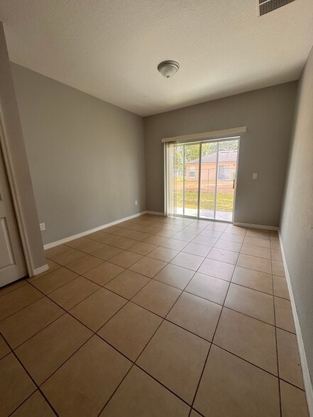 Building Photo - 677 Royalty Ct