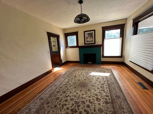 Building Photo - 4 Bedroom Home Just Outside Of Albany With Plenty Of Parking.