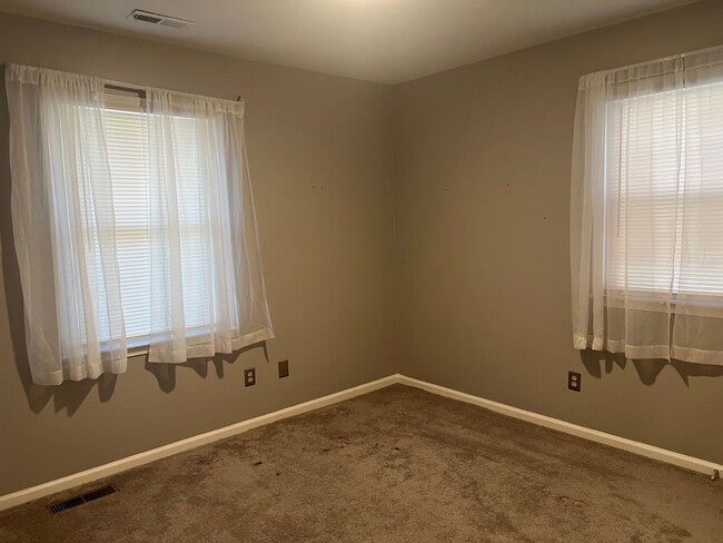 Building Photo - 5912 Pine Tree Ct