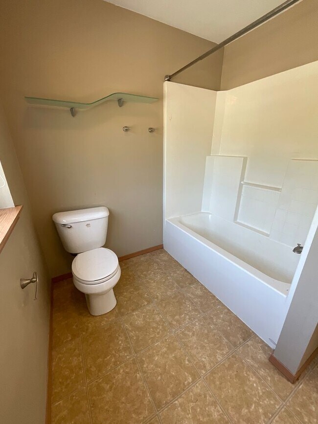 Building Photo - Beautiful 3 BR/2.5 BA Home with Bonus Room
