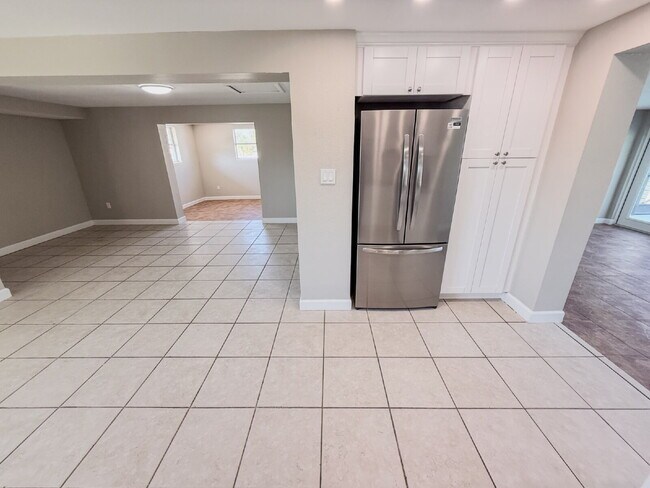 Building Photo - WATERFRONT POOL HOME ON A CANAL THAT LEADS STRAIGHT INTO TAMPA BAY