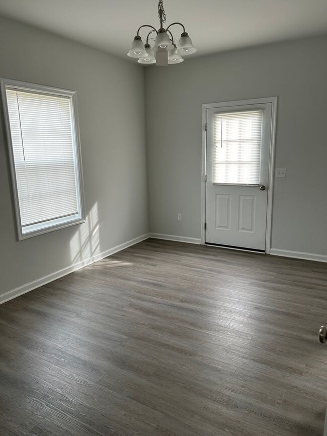 Building Photo - Like new 3 bedroom 2.5 bath townhouse