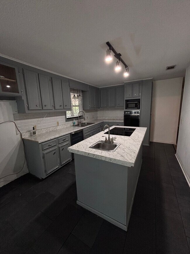 Building Photo - 4 BR house Smart Rd area