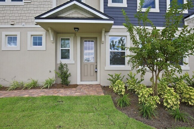 Building Photo - Beautifully Appointment 3/2 Modern Townhom...