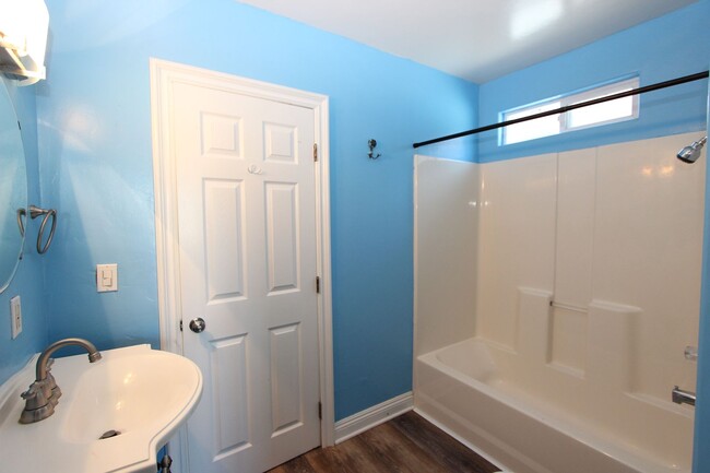 Building Photo - Beautiful 2 bedroom 1.5 bathroom available for rent now