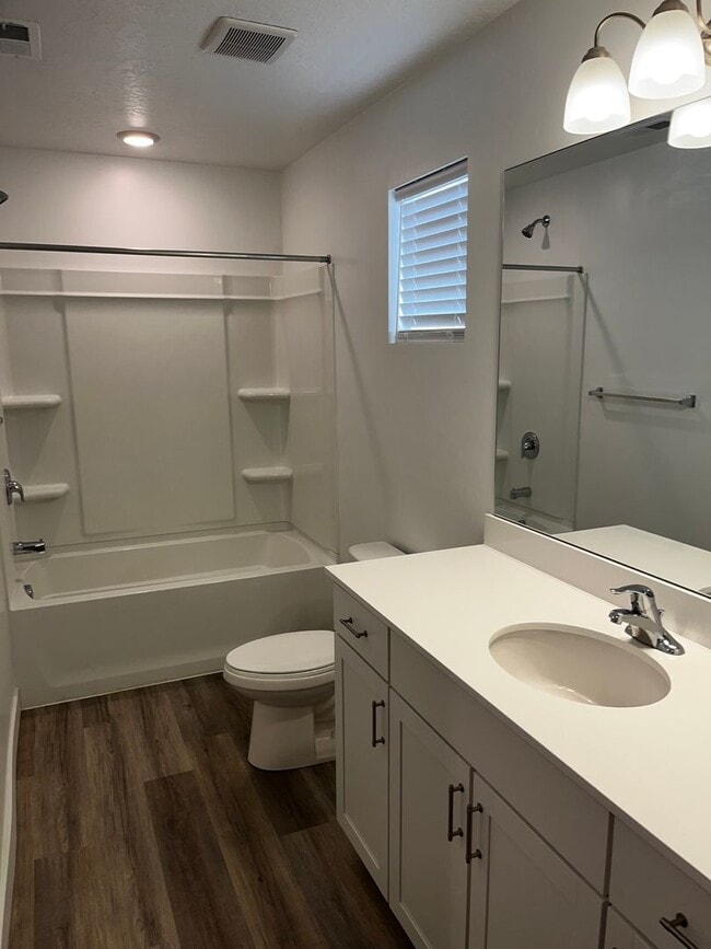 Building Photo - Beautiful Row End Townhouse