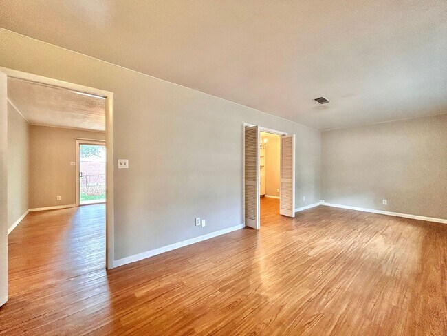 Building Photo - 3 Bed, 2 Bath Home – Fully Equipped & Move-In Ready!