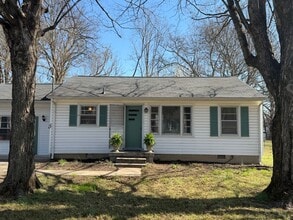 Building Photo - LIve in beautiful downtown Franklin!