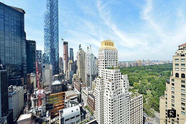 Building Photo - 58 W 58th St
