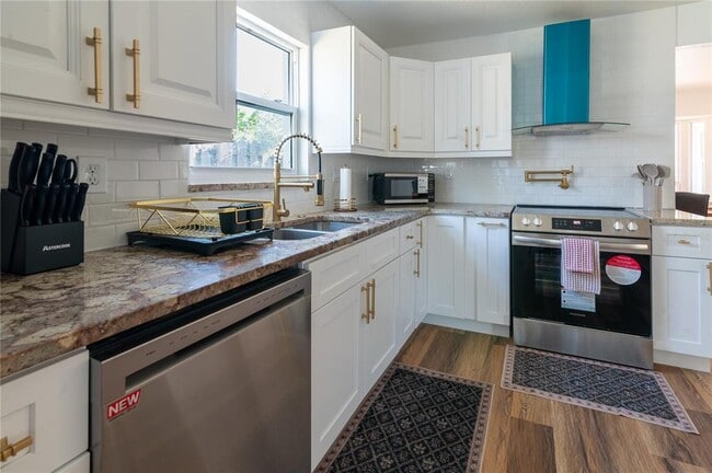 Building Photo - 1897 Dolphin Blvd S