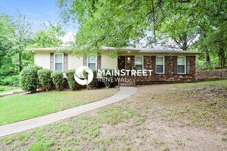 Building Photo - 3 Bedroom Pet-Friendly Home in Center Poin...