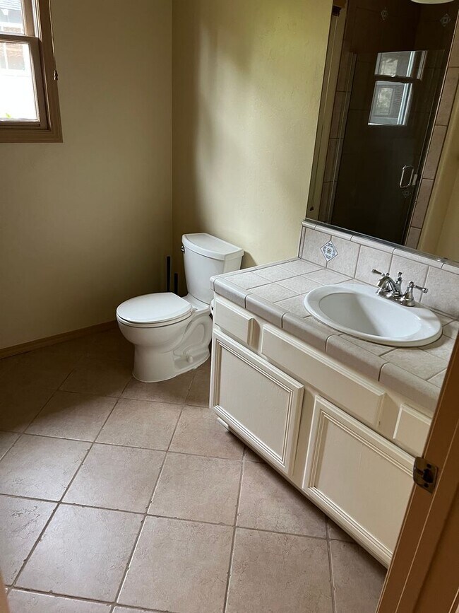 Building Photo - Spacious 3 Bedroom Home