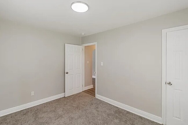 Building Photo - 608 12th Ave