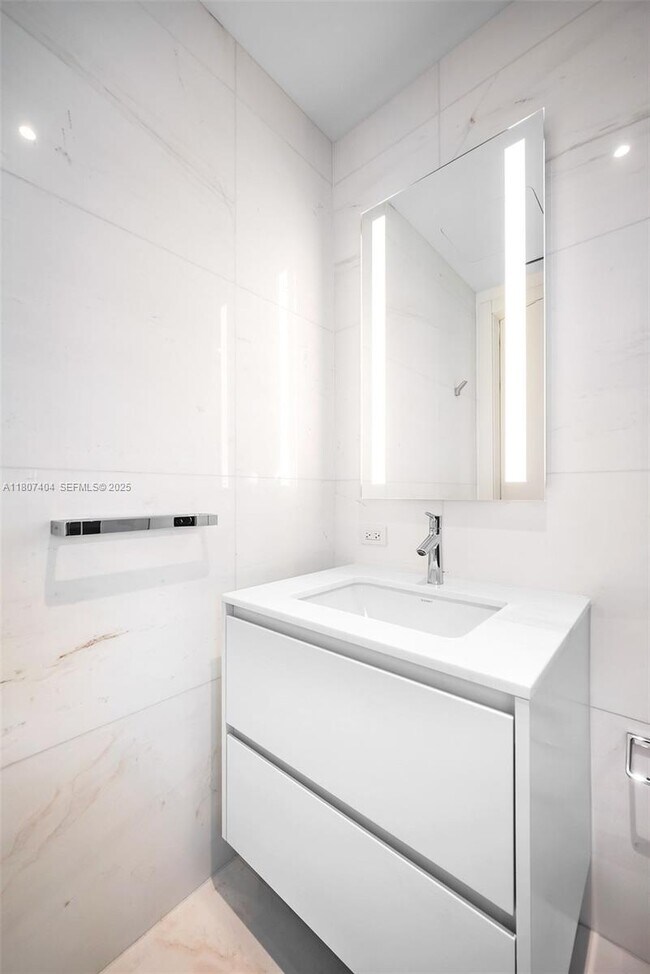 Building Photo - 300 Biscayne Blvd Way