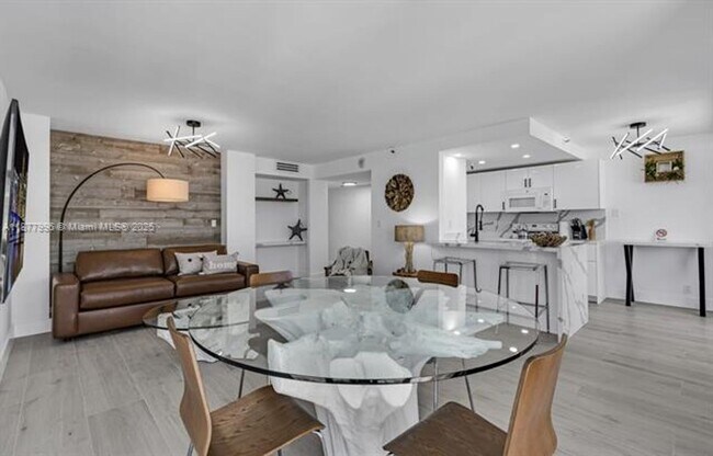 Building Photo - 2555 Collins Ave