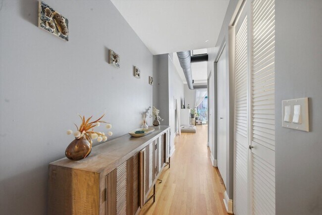 Building Photo - 910 W Madison St