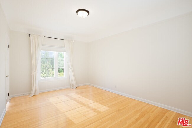 Building Photo - 442 S Maple Dr