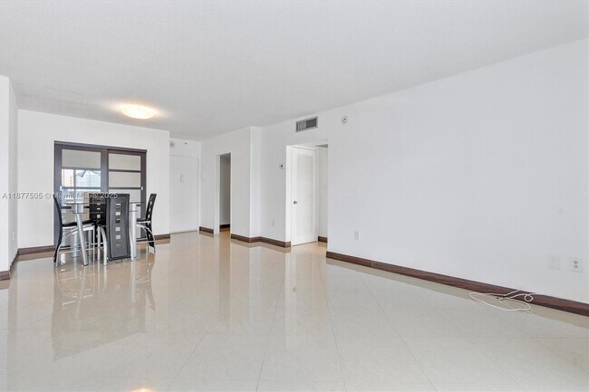 Building Photo - 400 Kings Point Dr
