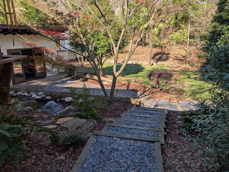 Building Photo - 1096 Oakfield Dr SE