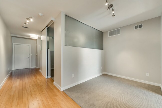 Building Photo - Stunning 2/2 Condo in Oak Lawn!